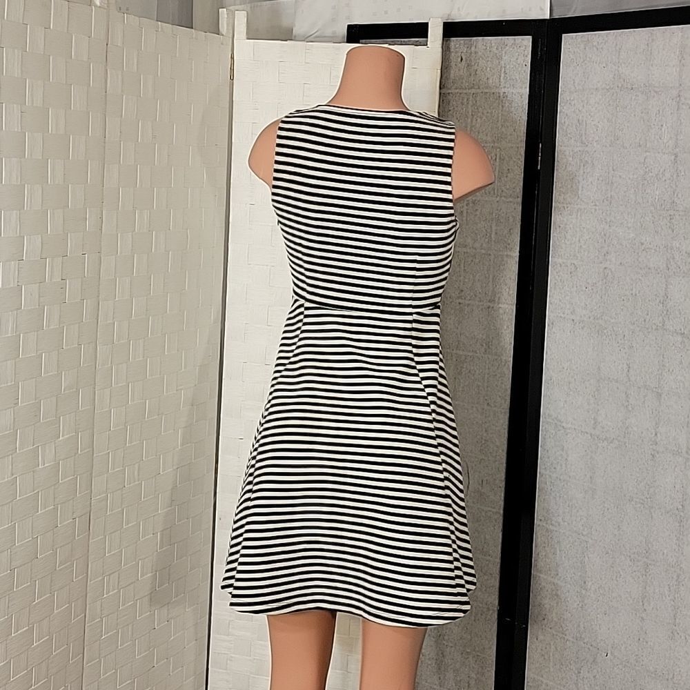 ATTENTION STRIPE SLEEVELESS ROUNDNECK MINI DRESS - Picture 5 of 12